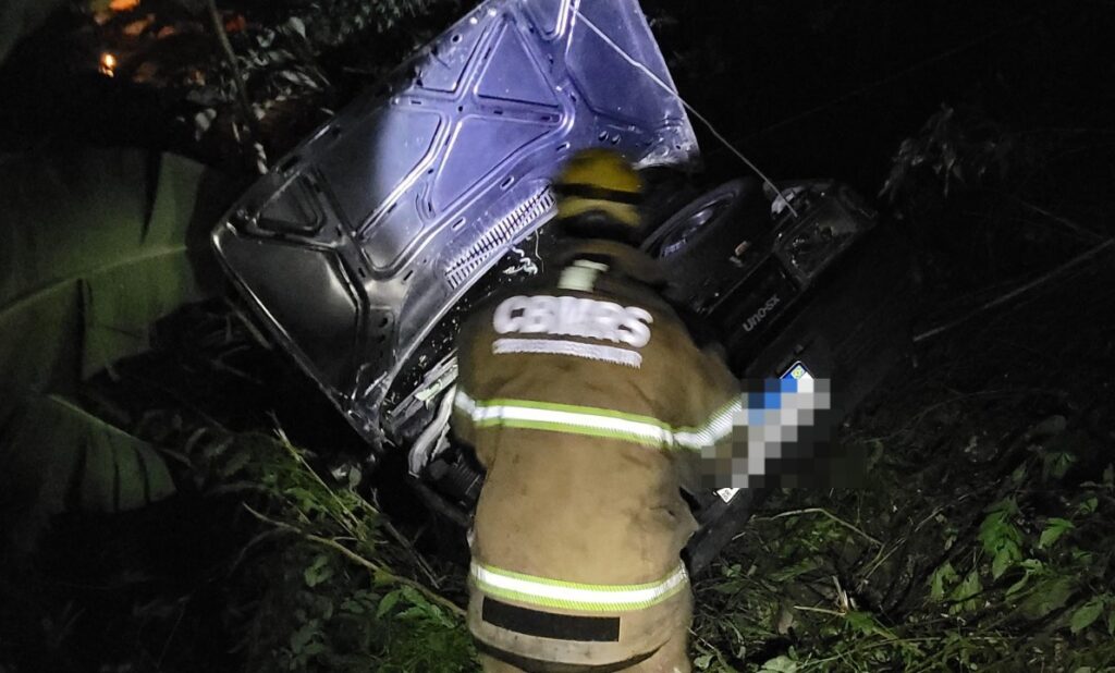 Carro cai de barranco no bairro Zatt, em Bento Gonçalves