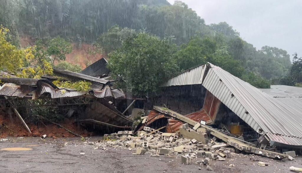 Uma pessoa morre e outra fica ferida em deslizamento de terra em Caxias