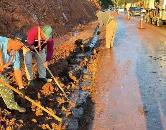 Prefeitura realiza limpeza de valas e canaletas de rua afetada por deslizamentos