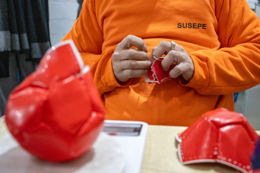 Fabricação de bochas paralímpicas com mão de obra prisional une ressocialização e solidariedade em Ijuí