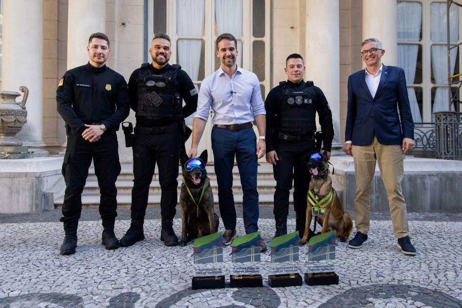 Leite recebe cães de trabalho da Polícia Penal premiados em competição internacional