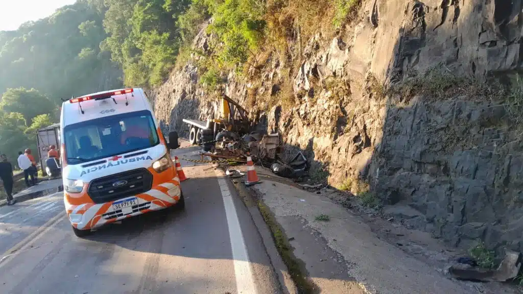 Caminhoneiro morre em acidente na ERS-122, em Flores da Cunha