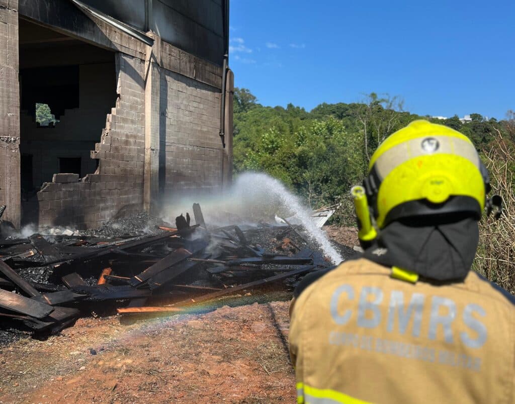 Incêndio de grandes proporções destrói empresa de estofados em Bento Gonçalves